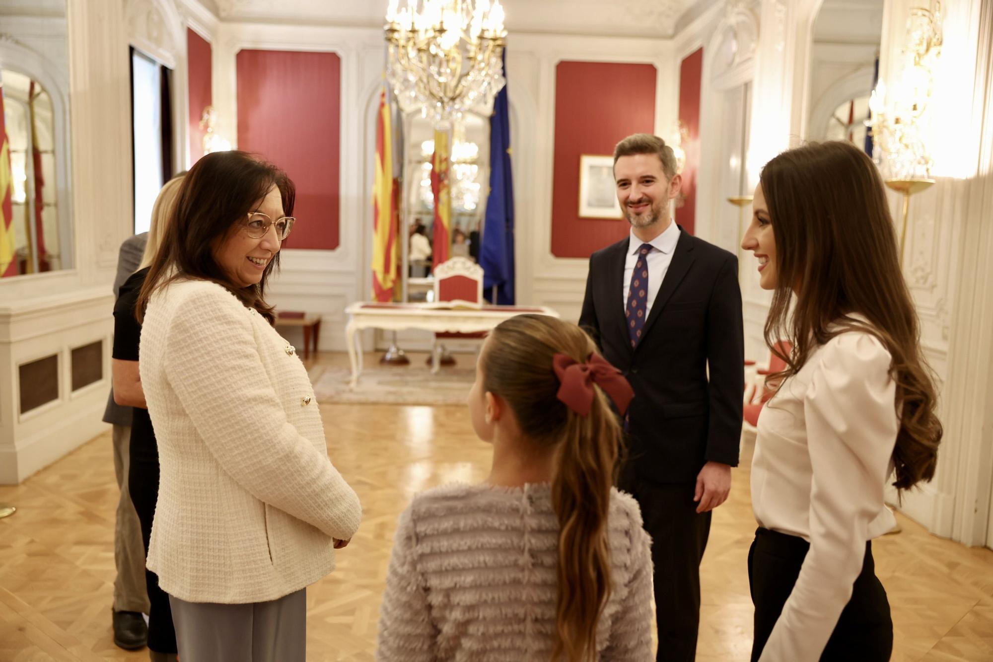 Les Corts Valencianes se abren para Marina y Maria Estela