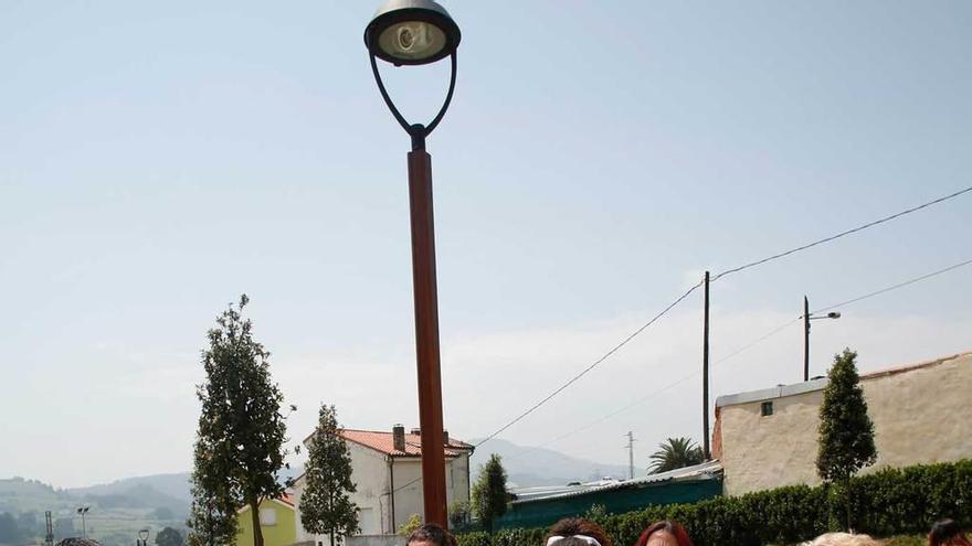 Xune Elipe y Yolanda Suárez, a la izquierda, con vecinos de La Luz.