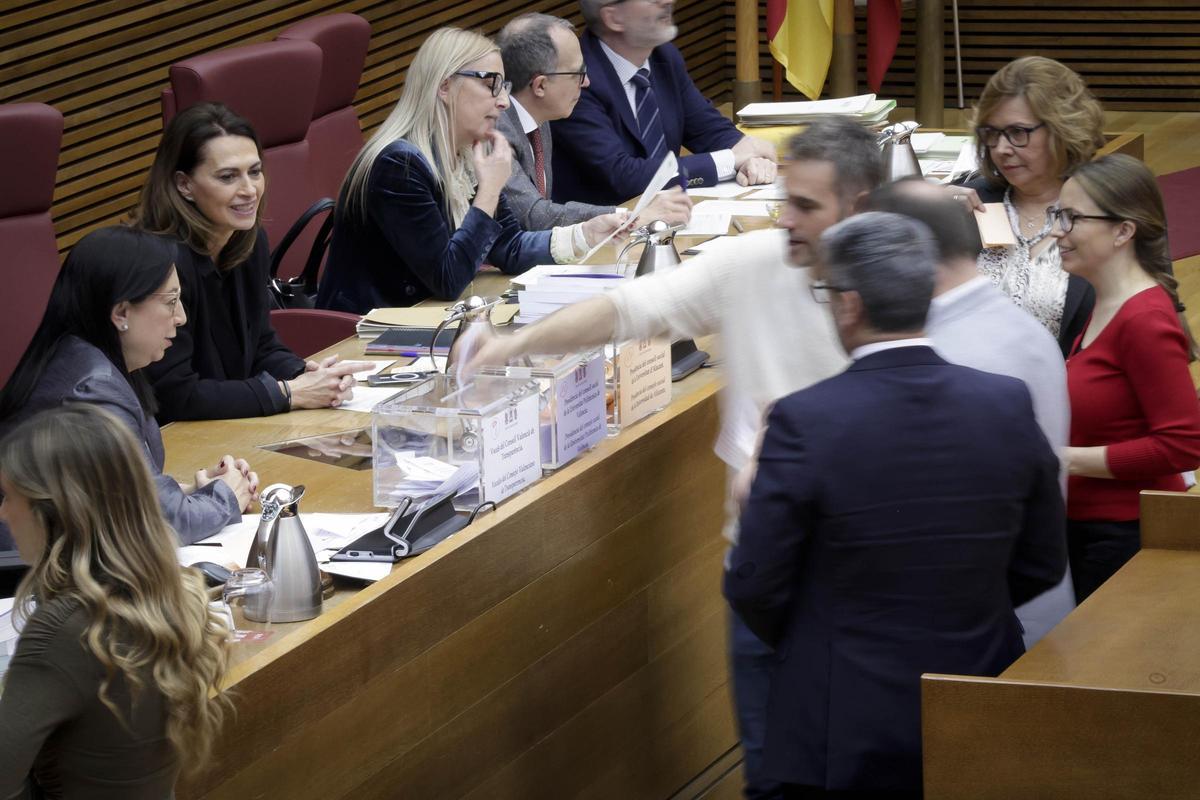 Varios diputados votan en las Corts en la urna, este jueves.