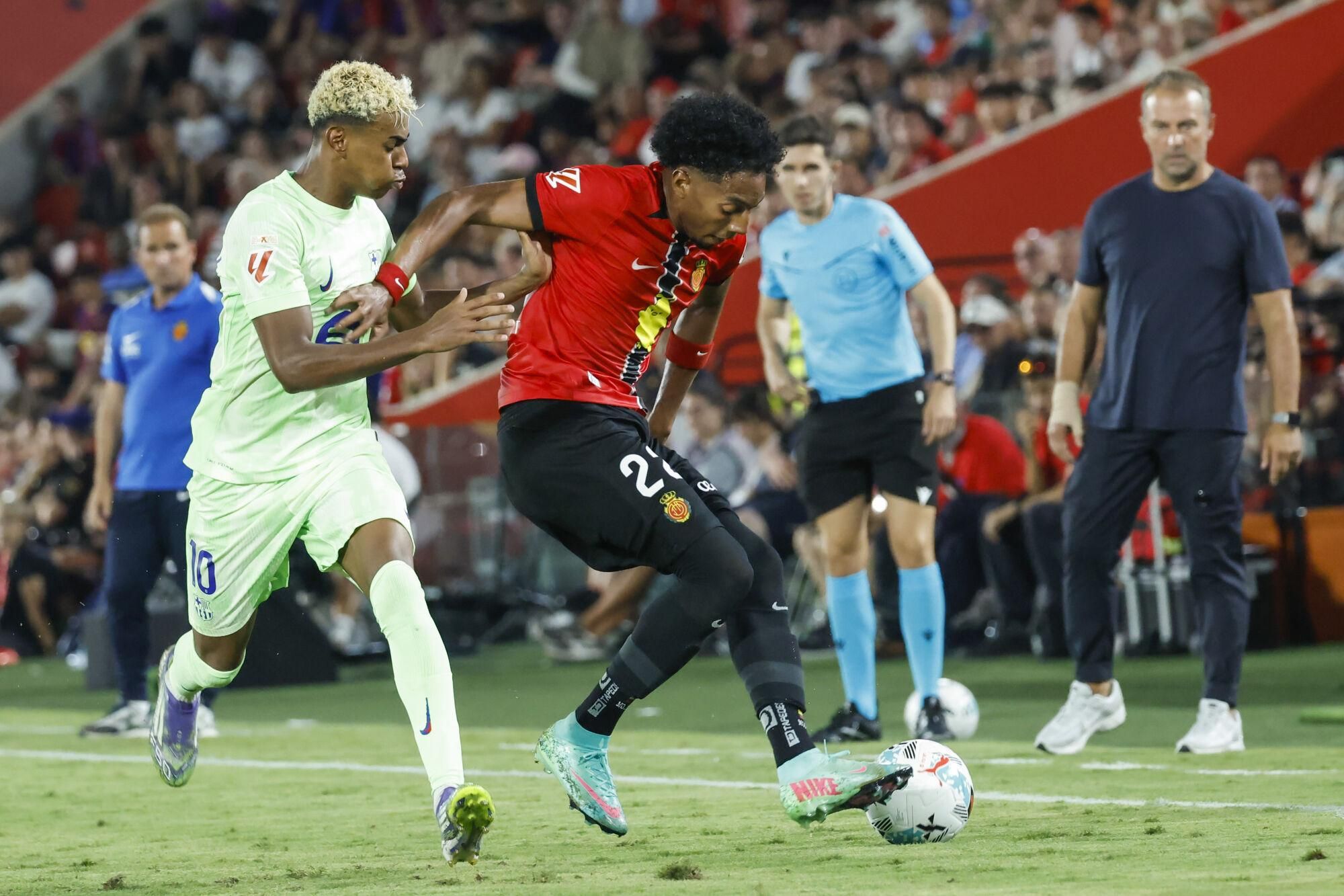 PALMA DE MALLORCA, 16/08/2025.- El defensa del Mallorca Johan Mojica (c) disputa un balón con el delantero del FC Barcelona Lamine Yamal durante el partido de la primera jornada de LaLiga que RCD Mallorca y FC Barcelona disputan este sábado en el estadio de Son Moix, en Palma de Mallorca. EFE/ Cati Cladera