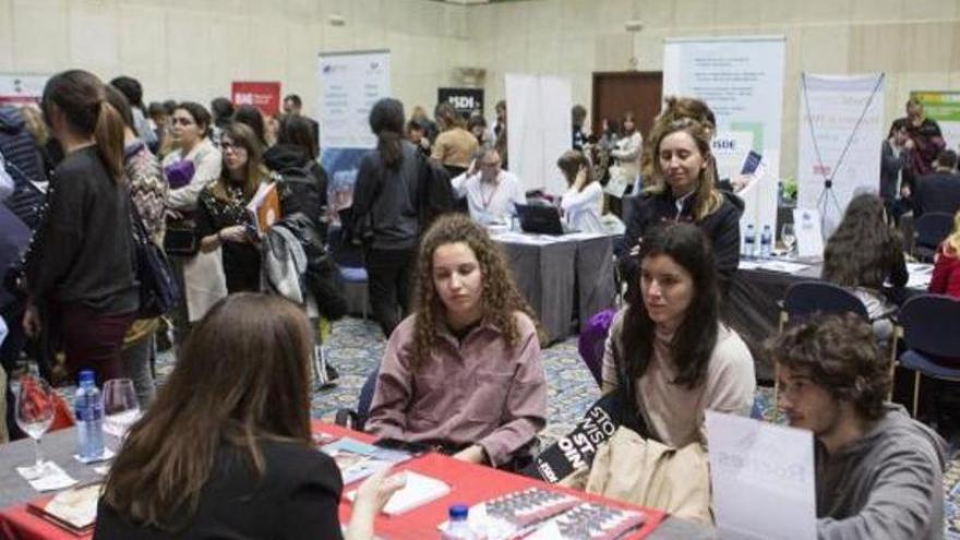 Jóvenes en una feria de posgrado celebrada en Oviedo. |F. Rodríguez