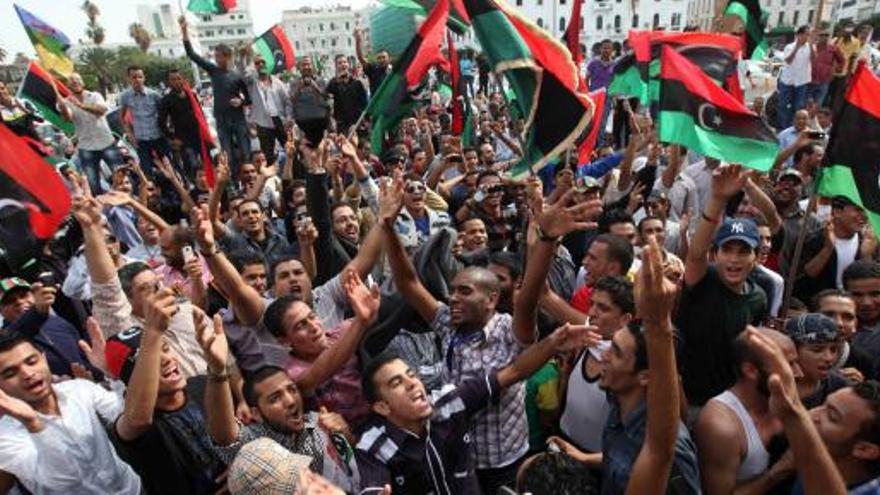 Cientos de personas celebran en las calles de Trípoli la muerte de Gadafi.