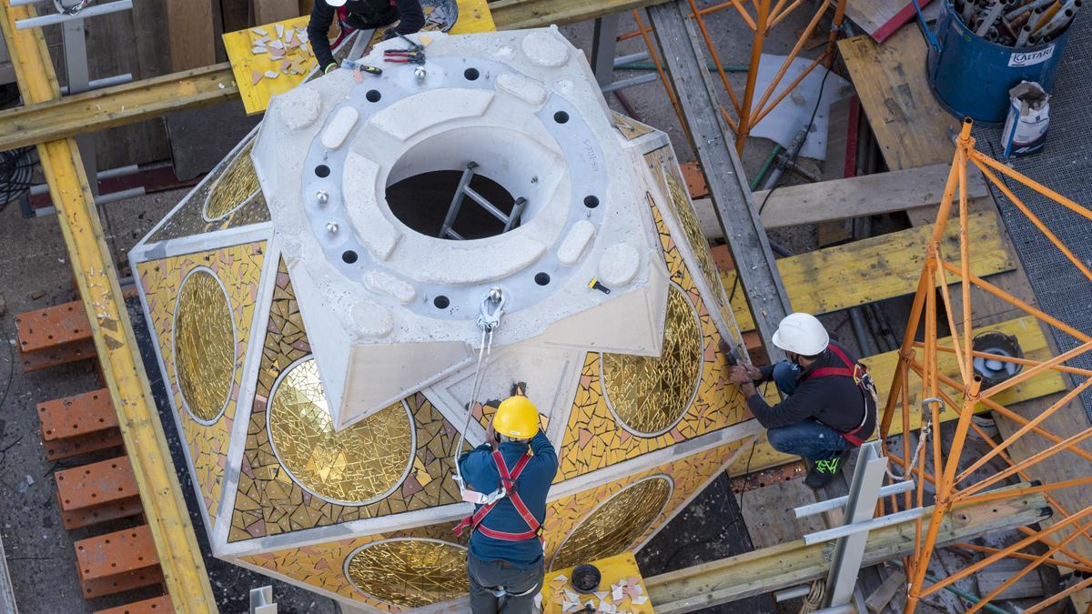 Colocación del icosaedro de la torre de los Evangelistas de la Sagrada Família