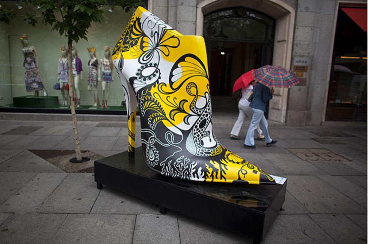 Una sabata gegant que forma part de l’exposició ’Shoe Street Art’, un homenatge a l’esperit emprenedor de les empreses de sabates espanyoles, a la zona comercial de Madrid.
