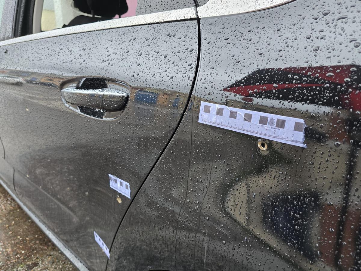 Daños registrados en el vehículo de Antonio Ramos afectado por la explosión de un artefacto en la calle Margarita Xirgu de Badajoz.