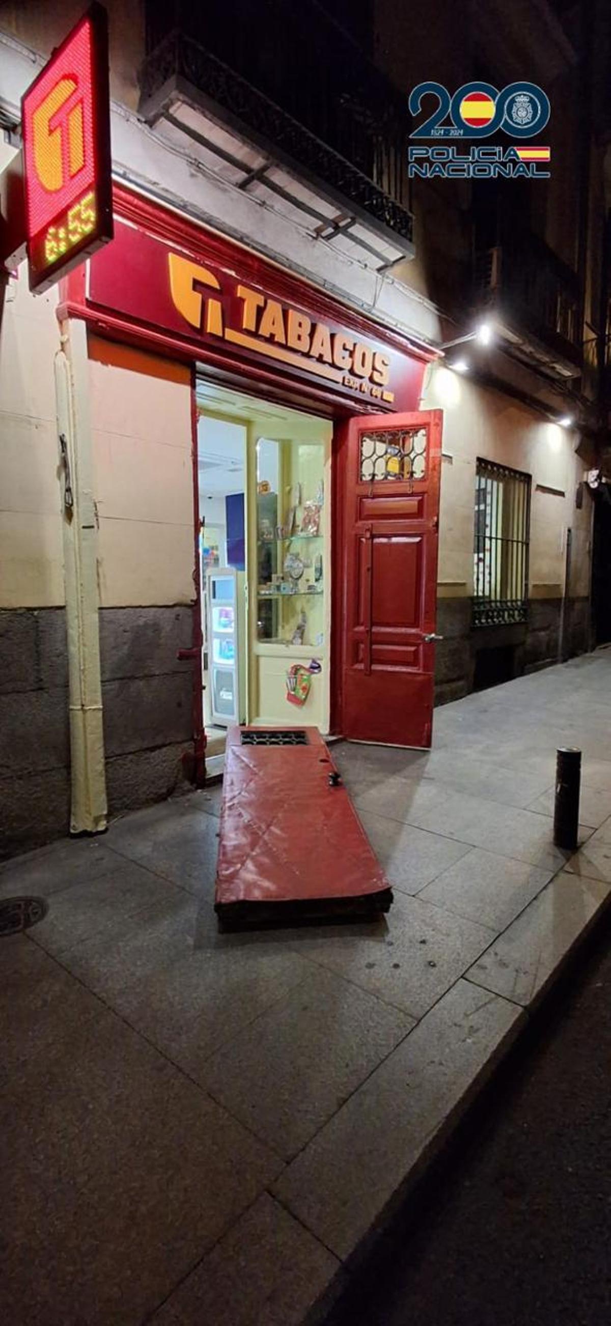 Imagen de la puerta forzada del estanco.