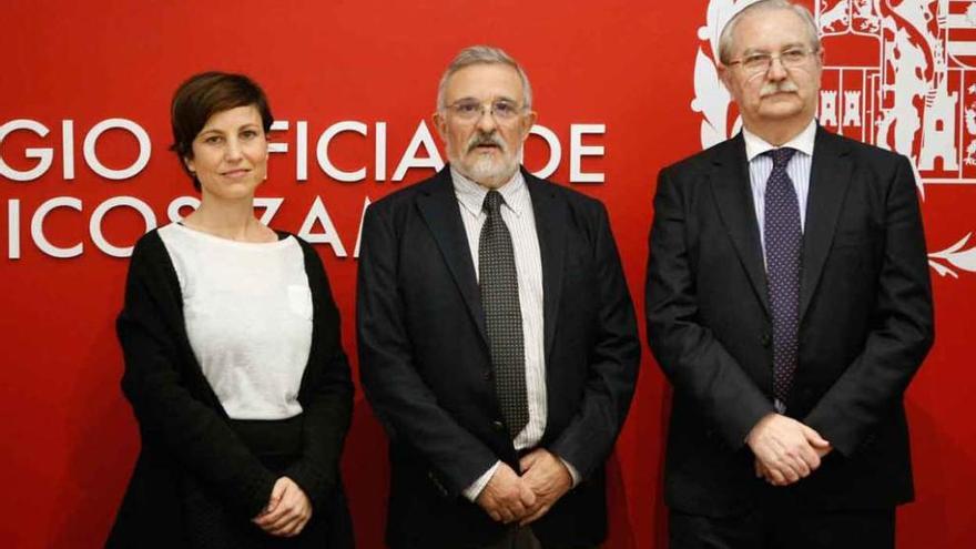 Desde la izquierda: Terán, Sebastián Martínez y Romero, en el Colegio de Médicos.