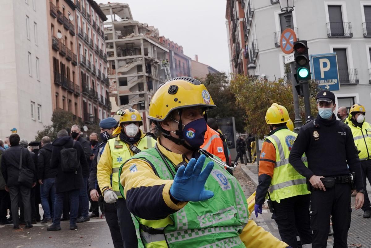 Control policial en los accesos a la calle donde un edificio ha explotado