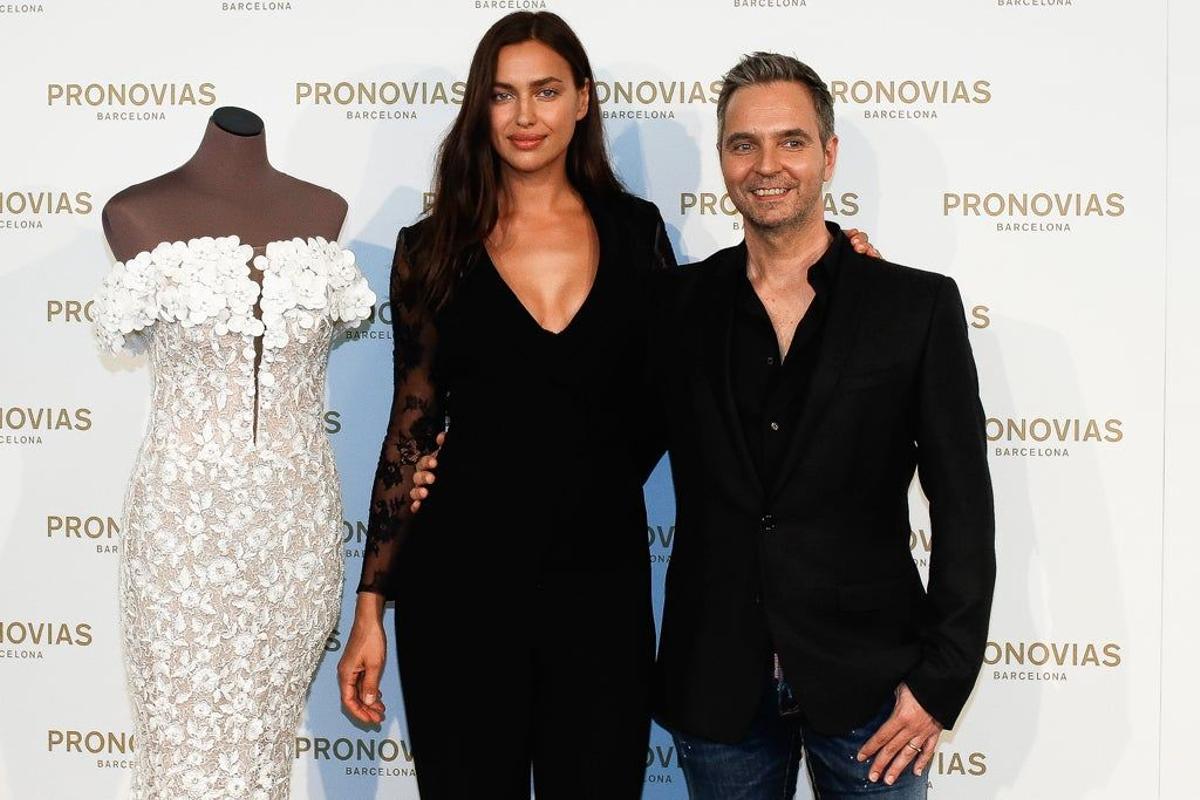Irina Shayk y el diseñador Hervé Moreau en el avance de la colección de Pronovias en Bridal Fashion Week 2018
