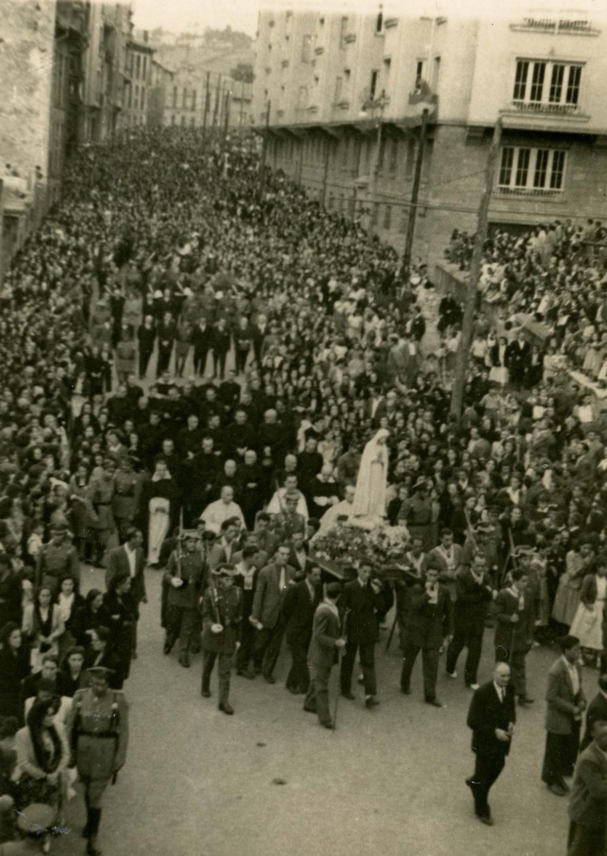 Procesión de la Virgen de Fátima por la calle Arzobispo Guisasola, Oviedo, 23/7/1949 | Donación María Luisa López Llano