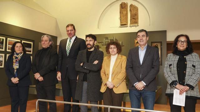 Autoridades de la Xunta y de los concellos de Santiago y Barcelona y el investigador Prado-Vilar posan delante de las esculturas.