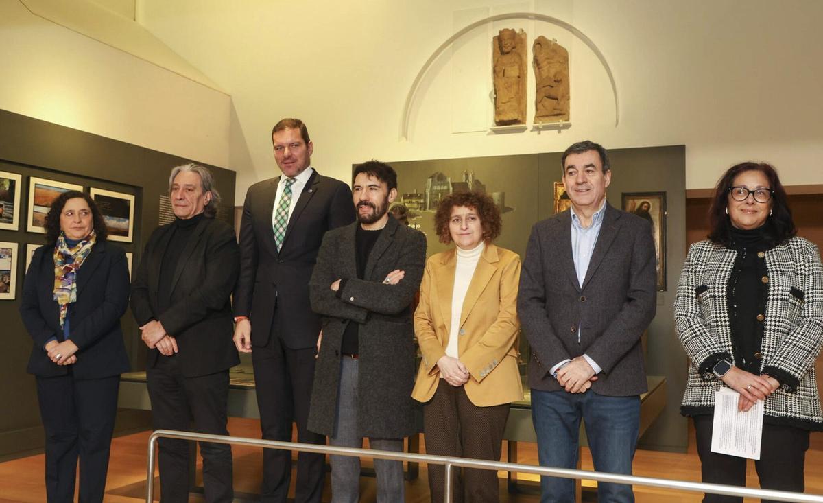 Autoridades de la Xunta y de los concellos de Santiago y Barcelona y el investigador Prado-Vilar posan delante de las esculturas.