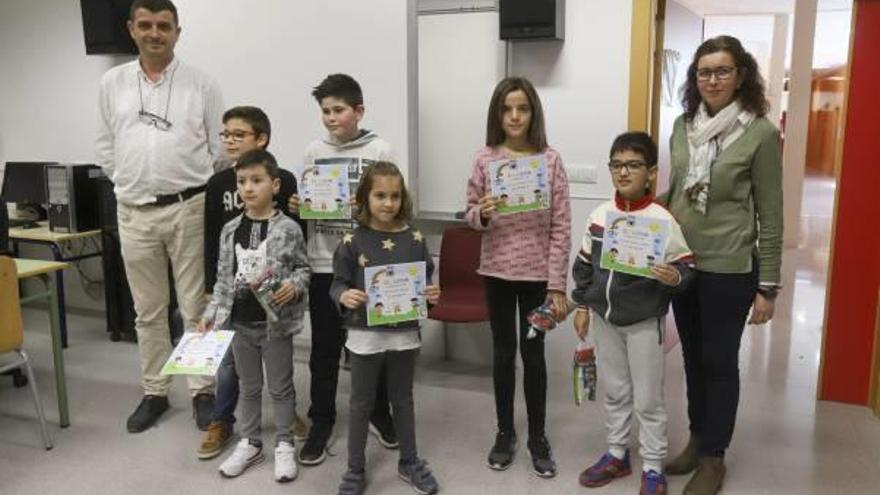 Representantes de AFSA, del centro y los premiados, ayer.