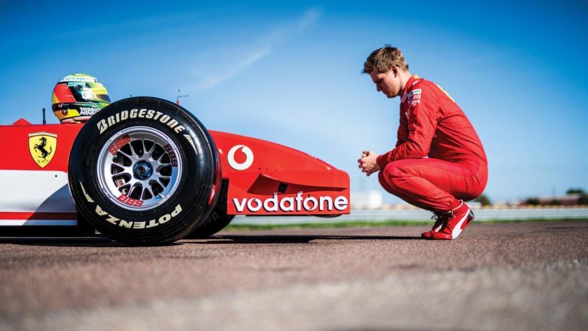 Mick Schumacher, con el Ferrari F2002 de su padre