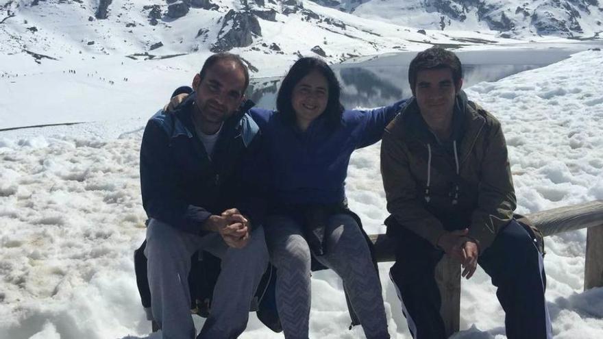 Pablo Pino, Davinia Burgos y Víctor Pino disfrutando de la nieve en los Lagos, en la mañana de ayer.