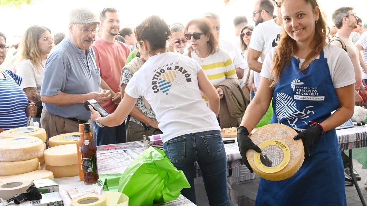 El puesto de Cortijo de Pavón atiende a los amantes del queso de Guía.