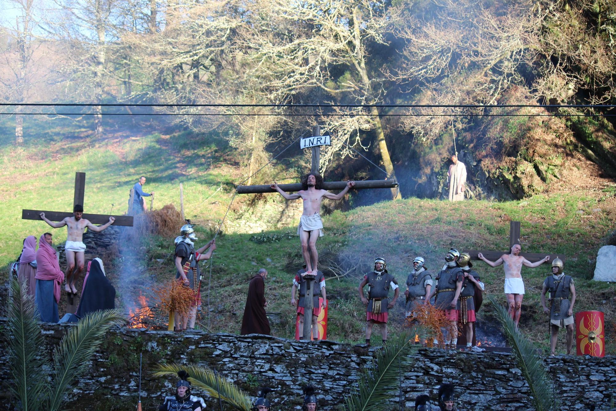 Así es el espectacular vía crucis viviente de Villanueva de Oscos