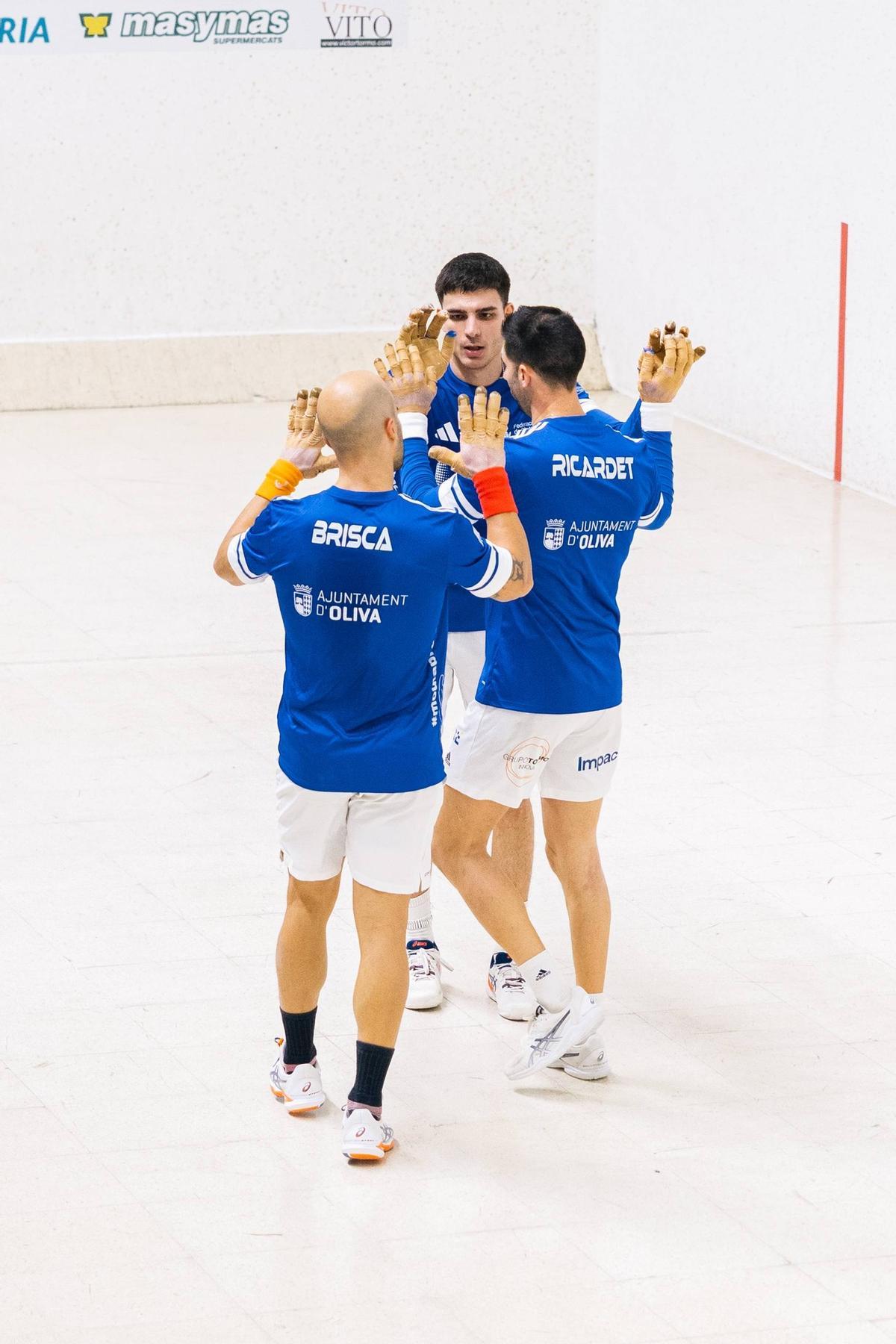 Vercher, Brisca i Ricardet celebren la victòria en la partida de dimarts a Oliva