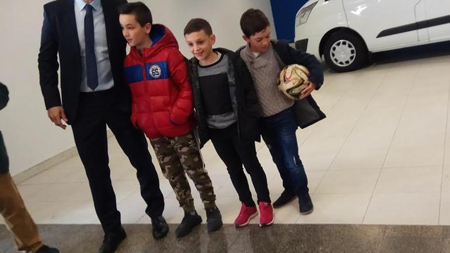 Lopetegui, con tres niños esta mañana en Mieres.