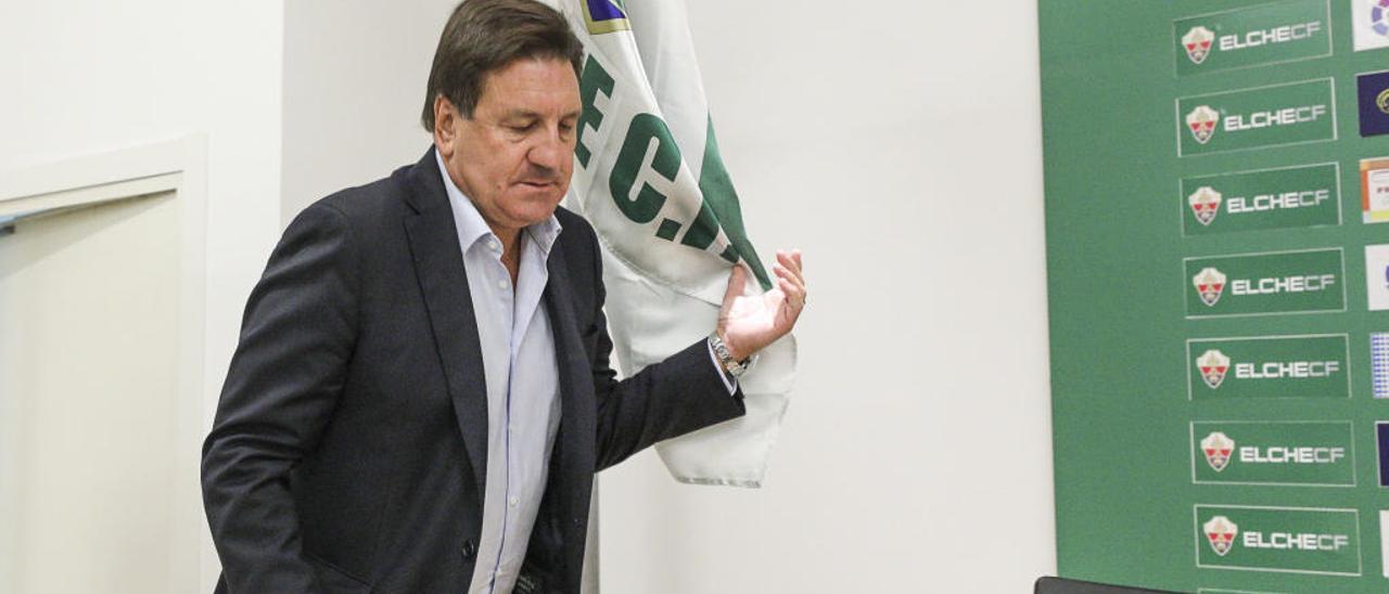 José Sepulcre, máximo accionista del Elche, antes de ofrecer su última rueda de Prensa.