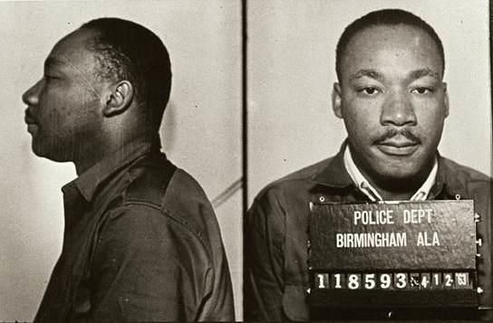 Abril de 1963: encarcelado por su participación en  manifestaciones contra la segregación, escribe su famosa "Carta desde  una prisión de Birmingham", en la que define su lucha pacífica contra el  racismo