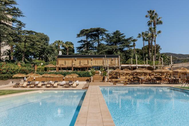 Beso Beach, donde parte de sus hamacas se instalan sobre una zona de arena.