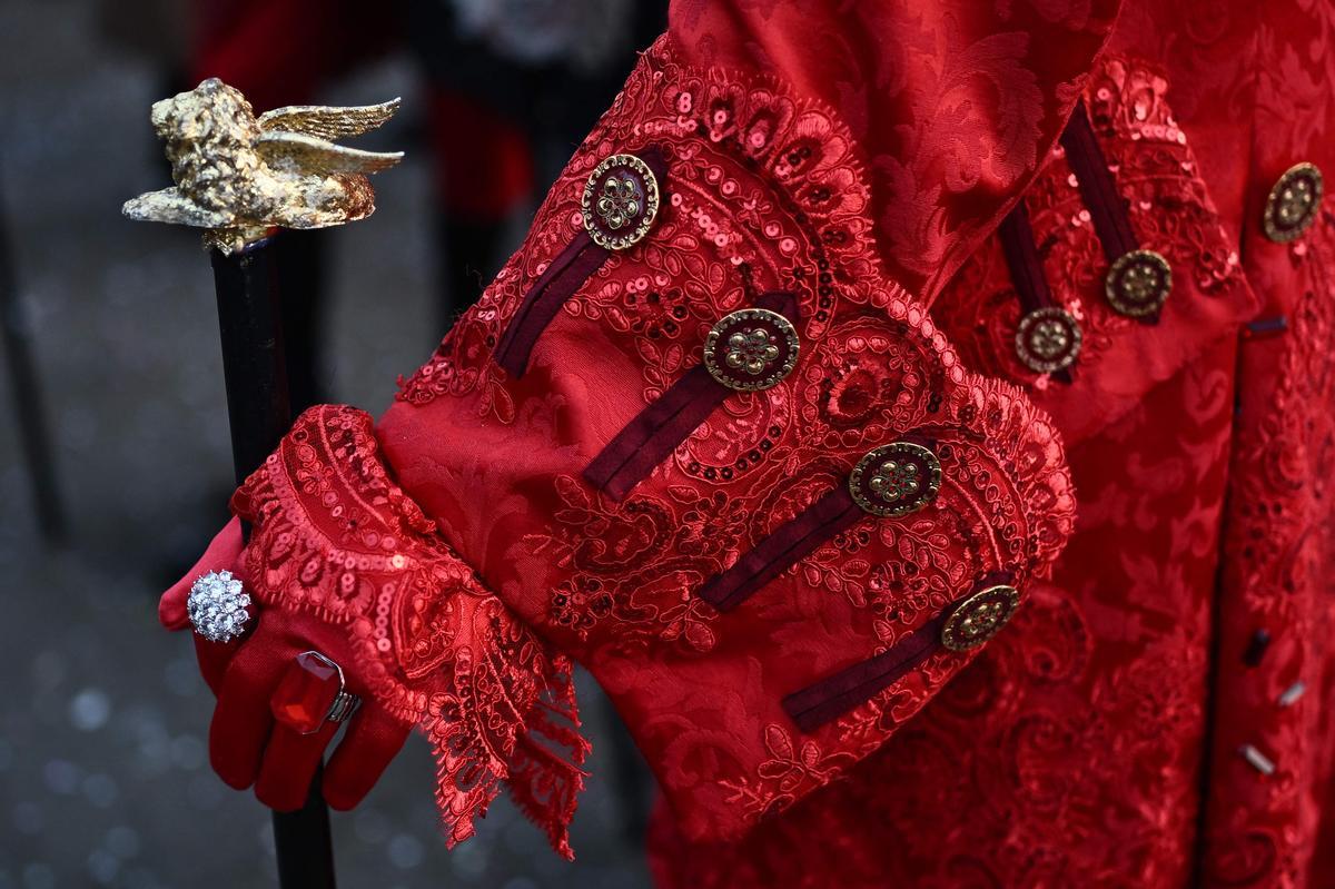 Trajes tradicionales desfilan durante el carnaval de Venecia