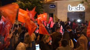 Cerca de medio centenar de simpatizantes socialistas se manifiestan a las puertas de Ferraz en apoyo a Sánchez