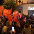 Cerca de medio centenar de simpatizantes socialistas se manifiestan a las puertas de Ferraz en apoyo a Sánchez