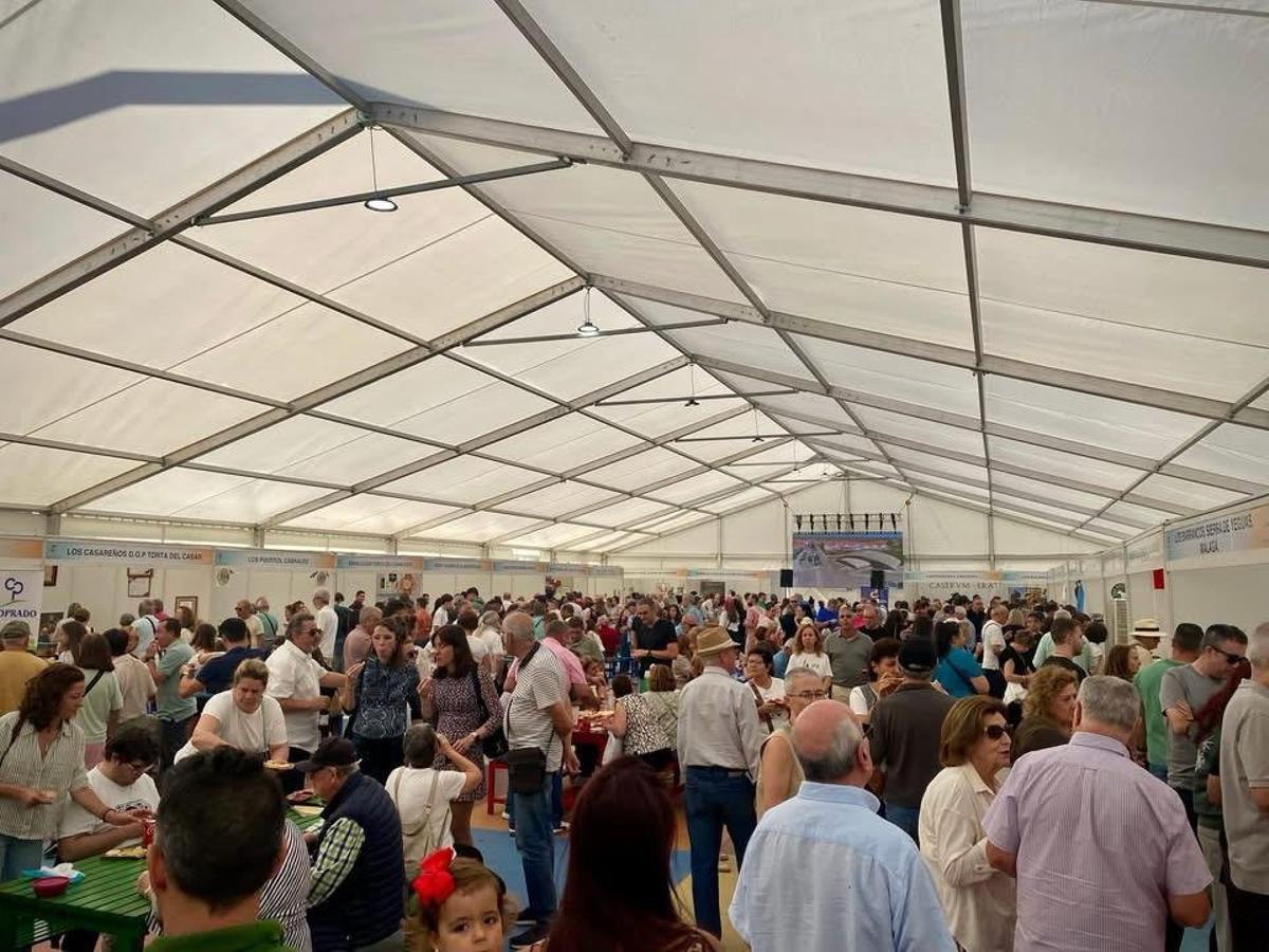 La carpa de la Feria del Queso de Casar de Cáceres llena de público.