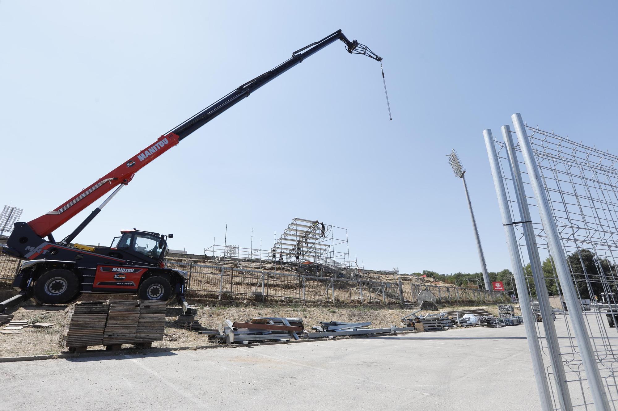 La instal·lació de la graderia supletòria del Gol Nord a Montilivi