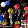 Caen globos sobre Donald Trump y su familia durante la convención del Partido Republicano en Milwaukee.