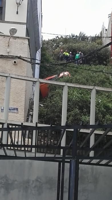 Un coche licencia cae por una ladera en La Montañeta