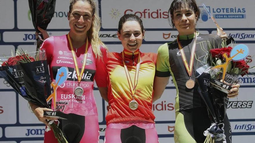 Mavi García, Lourdes Oyarbide y Sheyla Gutiérrez en el podio.