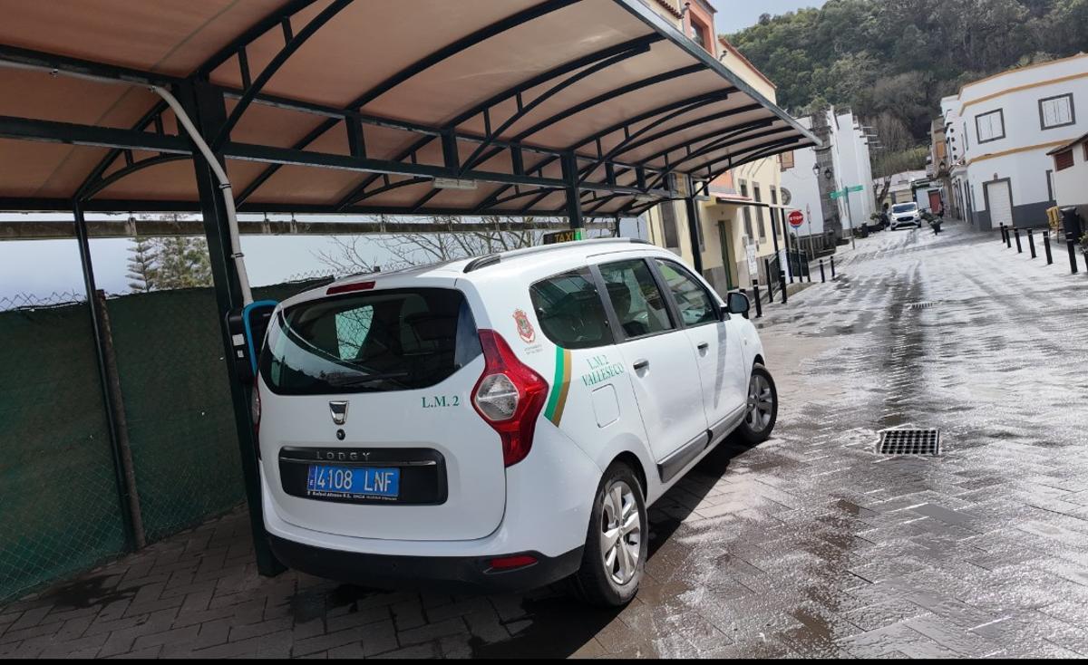 Un taxi, junto al nuevo cargador eléctrico en Valleseco.JPG