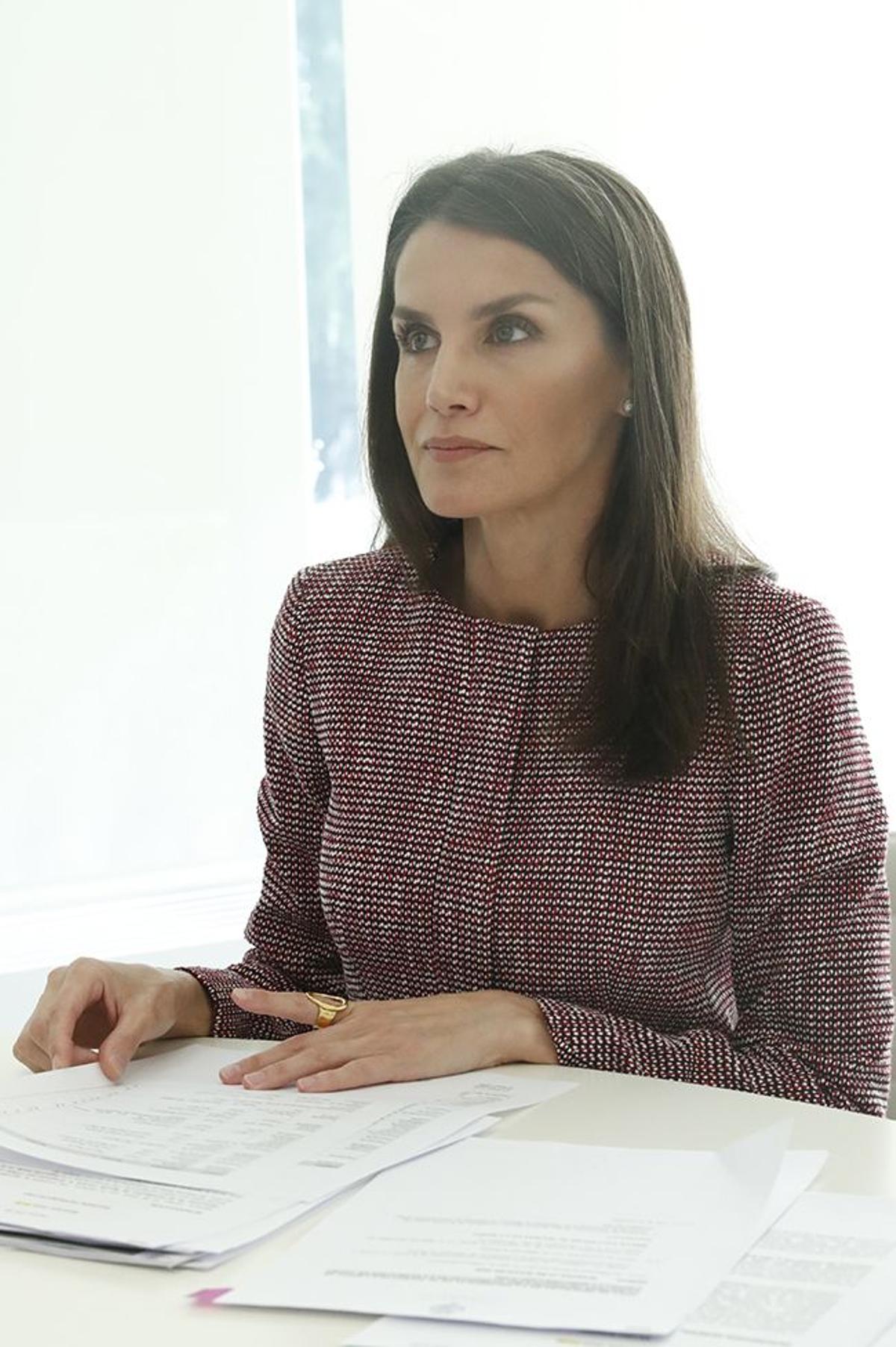 La reina Letizia atendiendo una videollamada con chaqueta de tweed