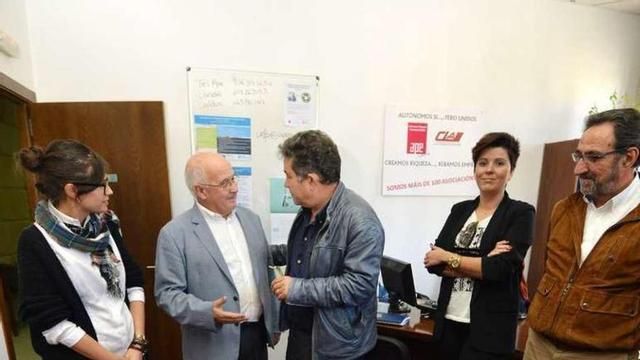 Caldas y Lores, en el centro, en la reunión de ayer. // G. Santos