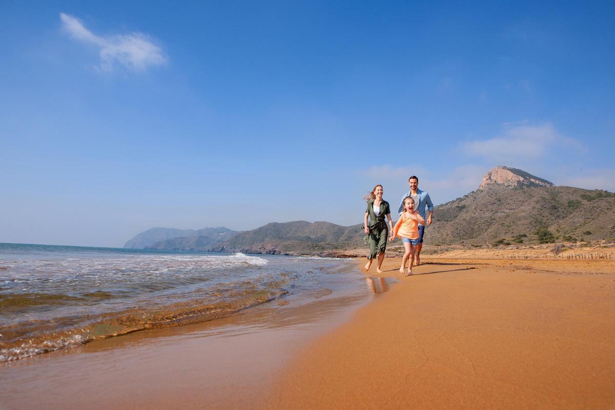 Familia disfrutando de un descanso en las playas de Calblanque.