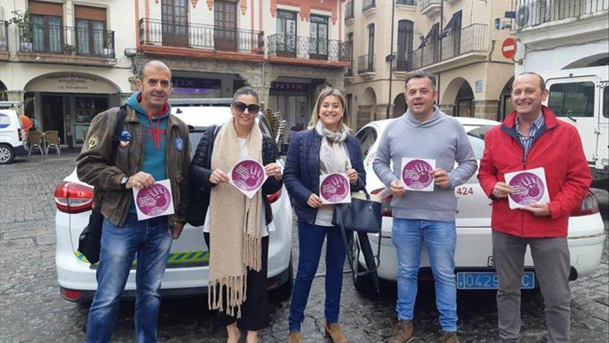 Responsables de la Policía Local, taxis y autobuses, con la edil (segunda por la izquierda), en la campaña del 2019.