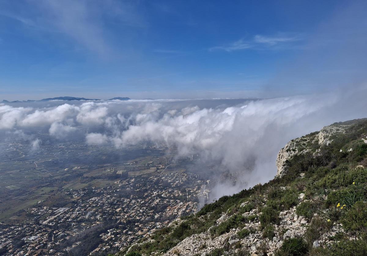 Un mar de nubes en el Montgó (imágenes)