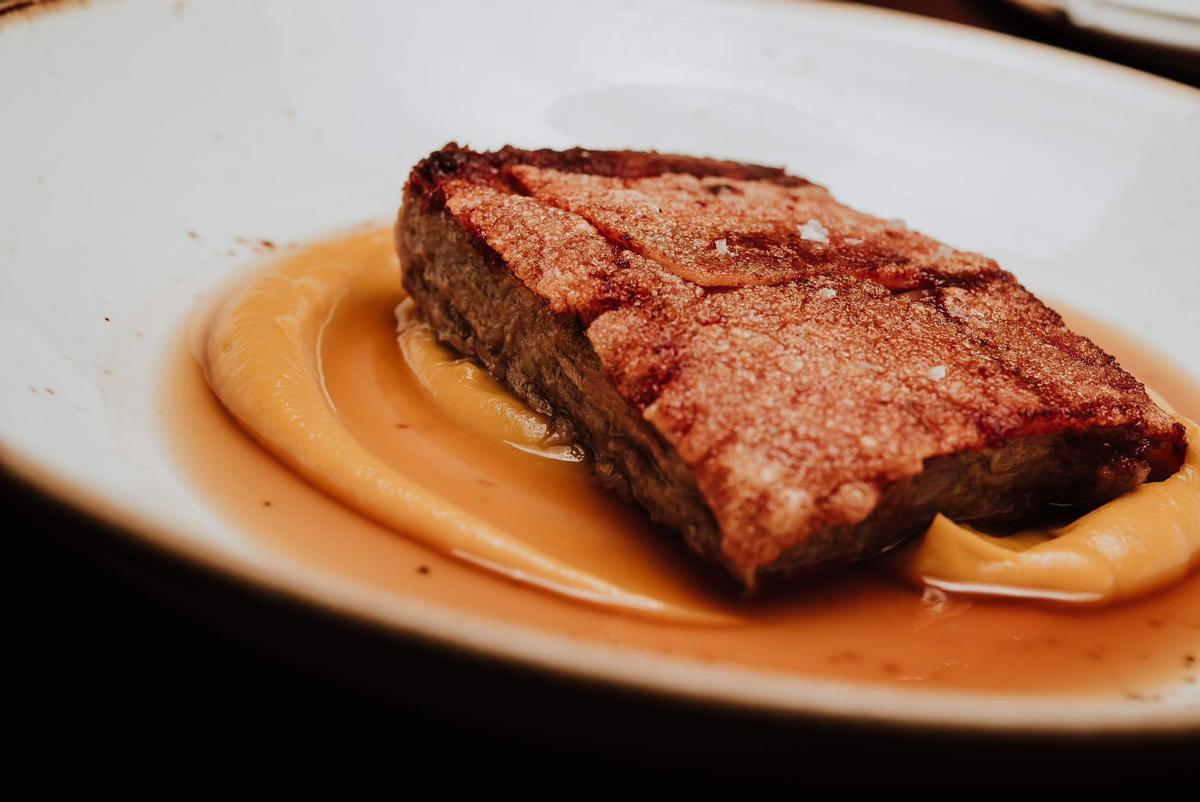 Cochinillo negro con batata