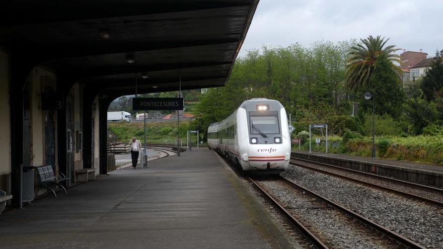 El tren a su paso por la estación de Pontecesures.