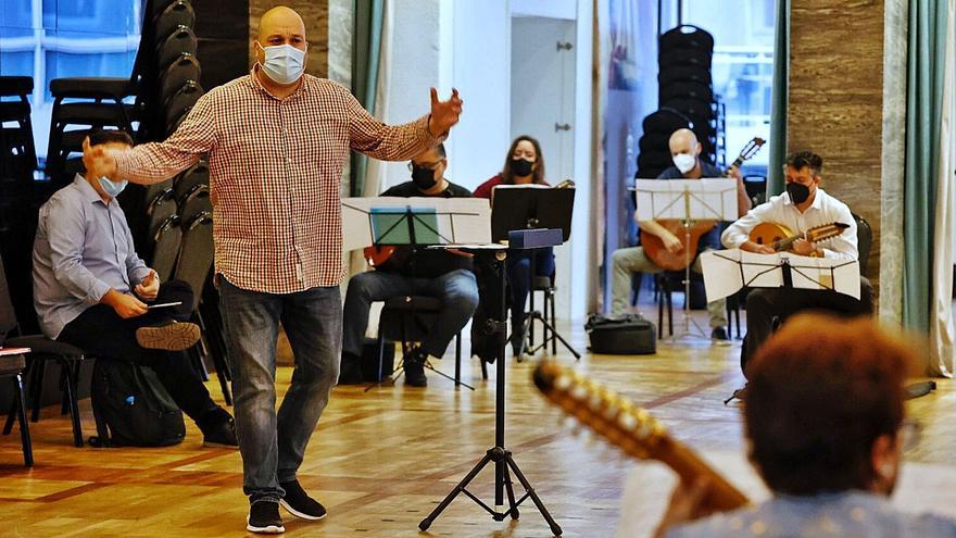 Israel Espino, al frente del ensayo del número conjunto de rondallas, el domingo en el Casino de Tenerife.