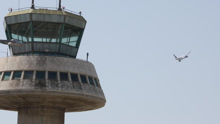 Un avió enlairant-se a l&#039;aeroport del Prat.