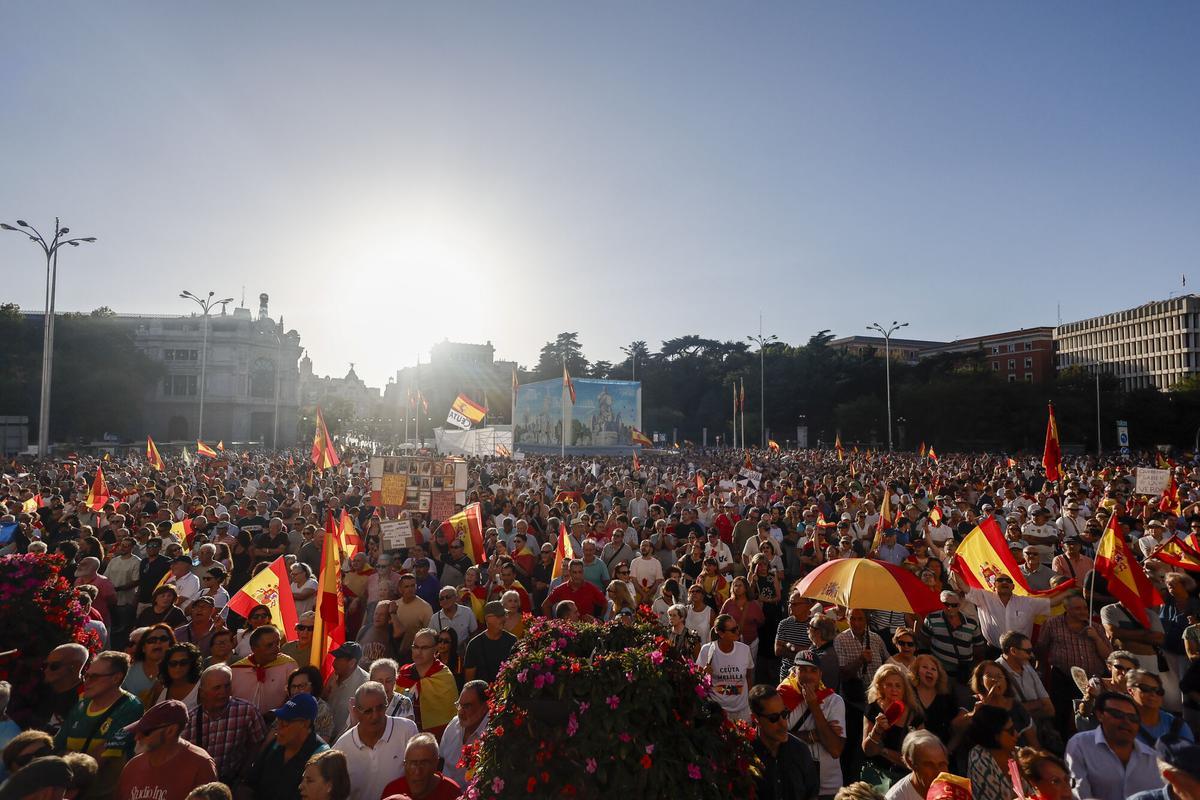 Asistentes a la manifestación con motivo del Día de Ceuta en Madrid. Asistentes a la manifestación con motivo del Día de Ceuta en Madrid.