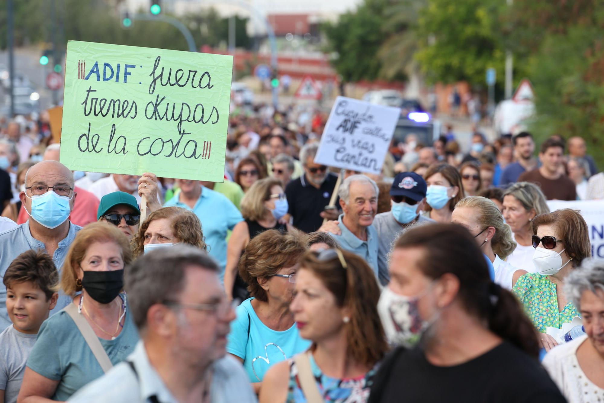 Vecinos del sur de Alicante exigen la retirada de las vías del tren de la primera línea del mar en San Gabriel