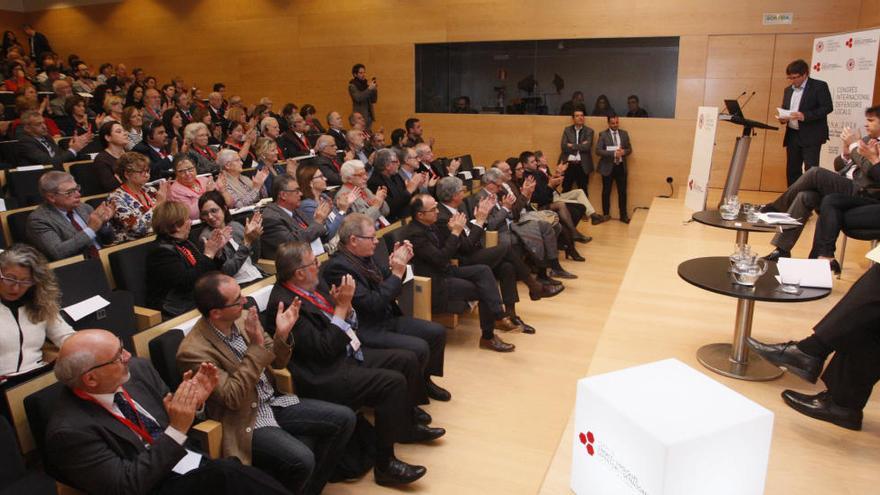 Carles Puigdemont, a l&#039;escenari, davant els congressistes, a l&#039;Auditori de Girona