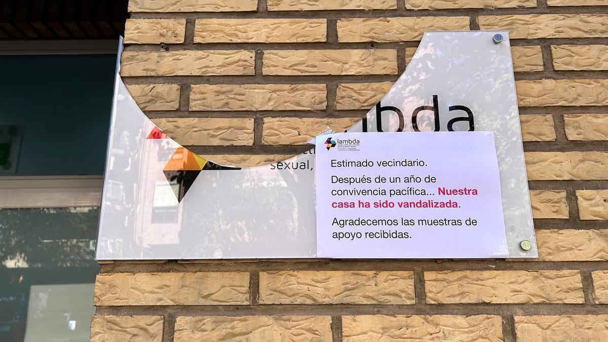 Puerta de la sede de Lambda, vandalizada anoche en la ciudad de Valencia.