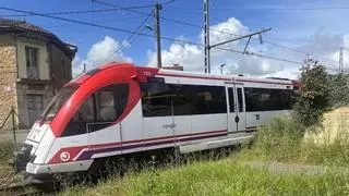 El desdoblamiento de la vía del tren hasta la Pola cumple un año en licitación y los usuarios explotan: "Esto es una vergüenza, se da prioridad a otros territorios"