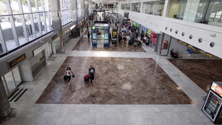 Terminal del Aeropuerto Reina Sofía en Tenerife.